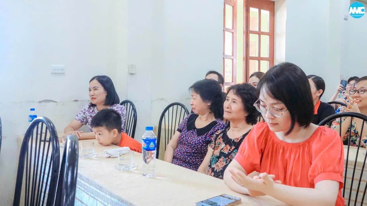 Nhấn để phóng to